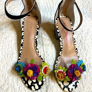 Betsey Johnson Indy 3D floral heeled sandal women's size 8